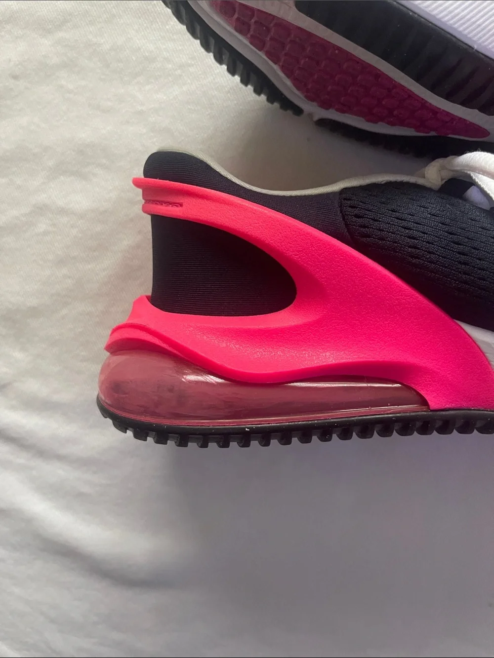 NEW Nike Air Max 270 Size 4.5 Kids Black & Pink Low-Top Sneakers